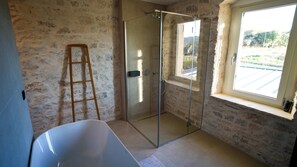 Dusche, Haartrockner, Handtücher, Seife