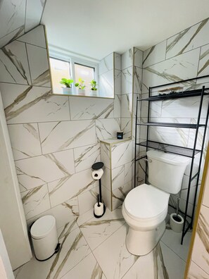 Hair dryer, towels, soap, shampoo - Cozy, modern apartment in downtown PTBO (Peterborough)