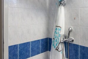 Dusj, håndklær, såpe og toalettpapir