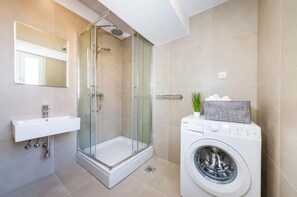 Apartment, Stadtblick | Badezimmer