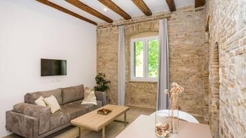 Departamento, vista a la ciudad | Área de sala de estar | Televisión de pantalla plana