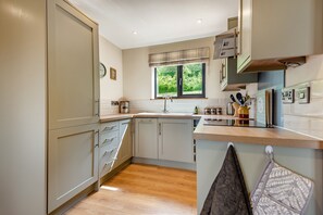 Fridge, oven, dishwasher, cookware/dishes/utensils