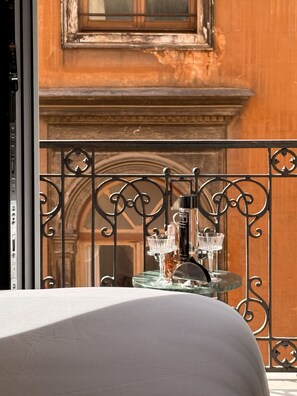 Habitació doble Deluxe, 1 llit de matrimoni gran, bany privat, vistes a la ciutat | Roba de llit d'alta qualitat i cobrellits 