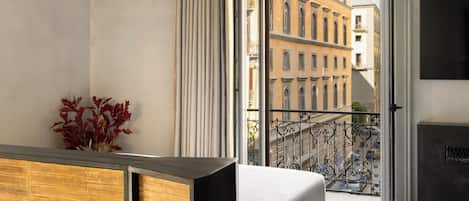 Deluxe vierpersoonskamer, 1 kingsize bed met slaapbank, privébadkamer, uitzicht op de stad | Luxe beddengoed, donsdekens, pillowtop-bedden, een gratis minibar