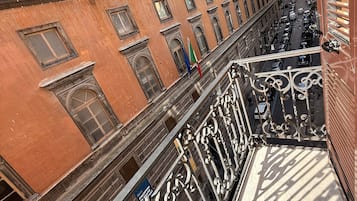 Quarto quádruplo luxo, 1 cama King e sofá-cama, banheiro privativo, vista para a cidade | Terraço/pátio