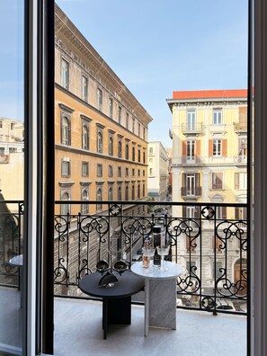 Deluxe-Vierbettzimmer, 1 King-Bett und Schlafsofa, eigenes Bad, Stadtblick