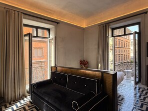 Habitació quàdruple Deluxe, 1 llit de matrimoni gran i sofà llit, bany privat, vistes a la ciutat | Llits addicionals