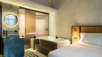 Doppia Deluxe, 1 letto king, bagno privato, vista città | Una cassaforte in camera, tende oscuranti, insonorizzazione