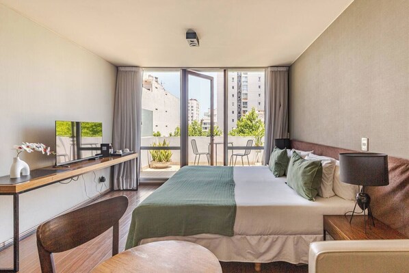 Studio Standar, balkon, pemandangan kota | Setrika/meja setrika dan tempat tidur bayi (biaya tambahan)