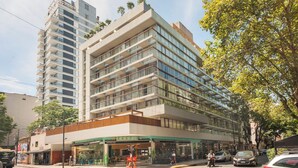 A multi-story hotel with a modern design, featuring a ground-level restaurant and a visible balcony on the upper floors. - Disfruta este Genial Dep en PalermoT707 (Buenos Aires)