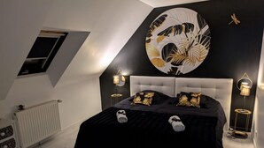 Une chambre moderne avec un grand lit, un élément décoratif mural et deux lampes de chevet.