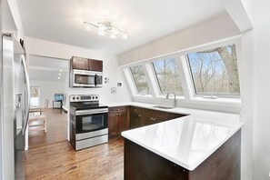 Refrigerador, microondas, horno y parrilla de estufa 