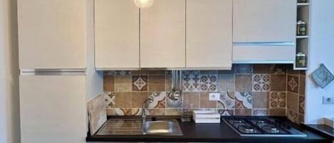 Jääkaappi, uuni, liesi, kahvin-/teenkeitin