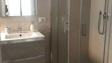 Doccia, asciugacapelli, bidet, asciugamani