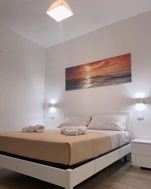 1 bedroom, WiFi, bed sheets - R home double room with private bathroom (Ischia)