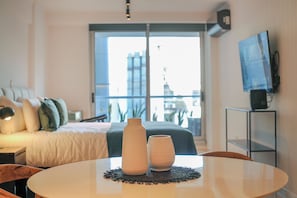 Superior Studio, Balcony, City View | Living room | Smart TV - Unico Torre Lujo Deco Recoleta D901 (Buenos Aires)