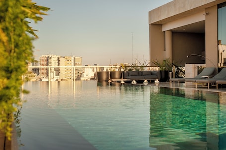 Una piscina techada, una piscina al aire libre