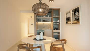 Estudio superior, balcón, vistas a la ciudad | Cocina privada | Microondas, placa de cocina, cafetera o tetera y tostadora
