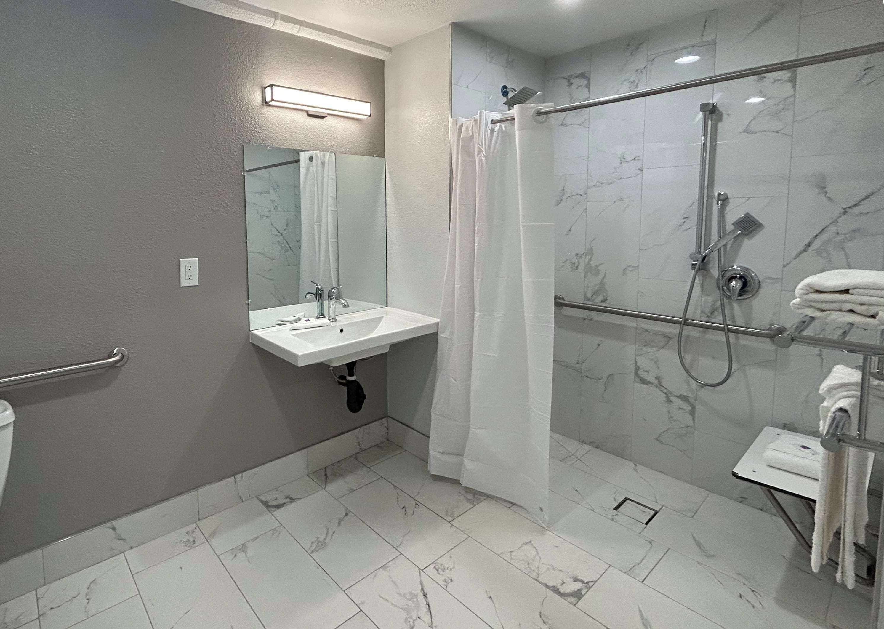 Combined shower/tub, towels