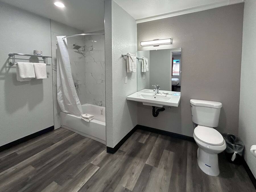 Combined shower/tub, towels
