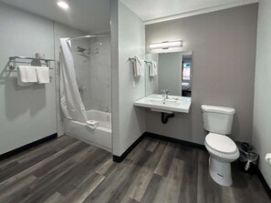 Combined shower/tub, towels - Studio 6 Tacoma, WA - South (Tacoma)