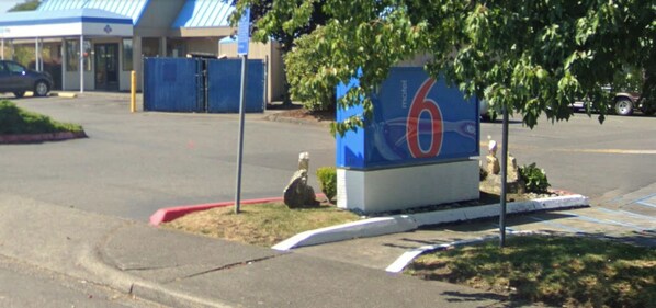 Exterior - Studio 6 Tacoma, WA - South (Tacoma)