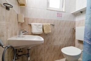 Douche, serviettes fournies, savon, papier toilette