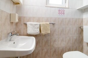 Dusj, håndklær, såpe og toalettpapir