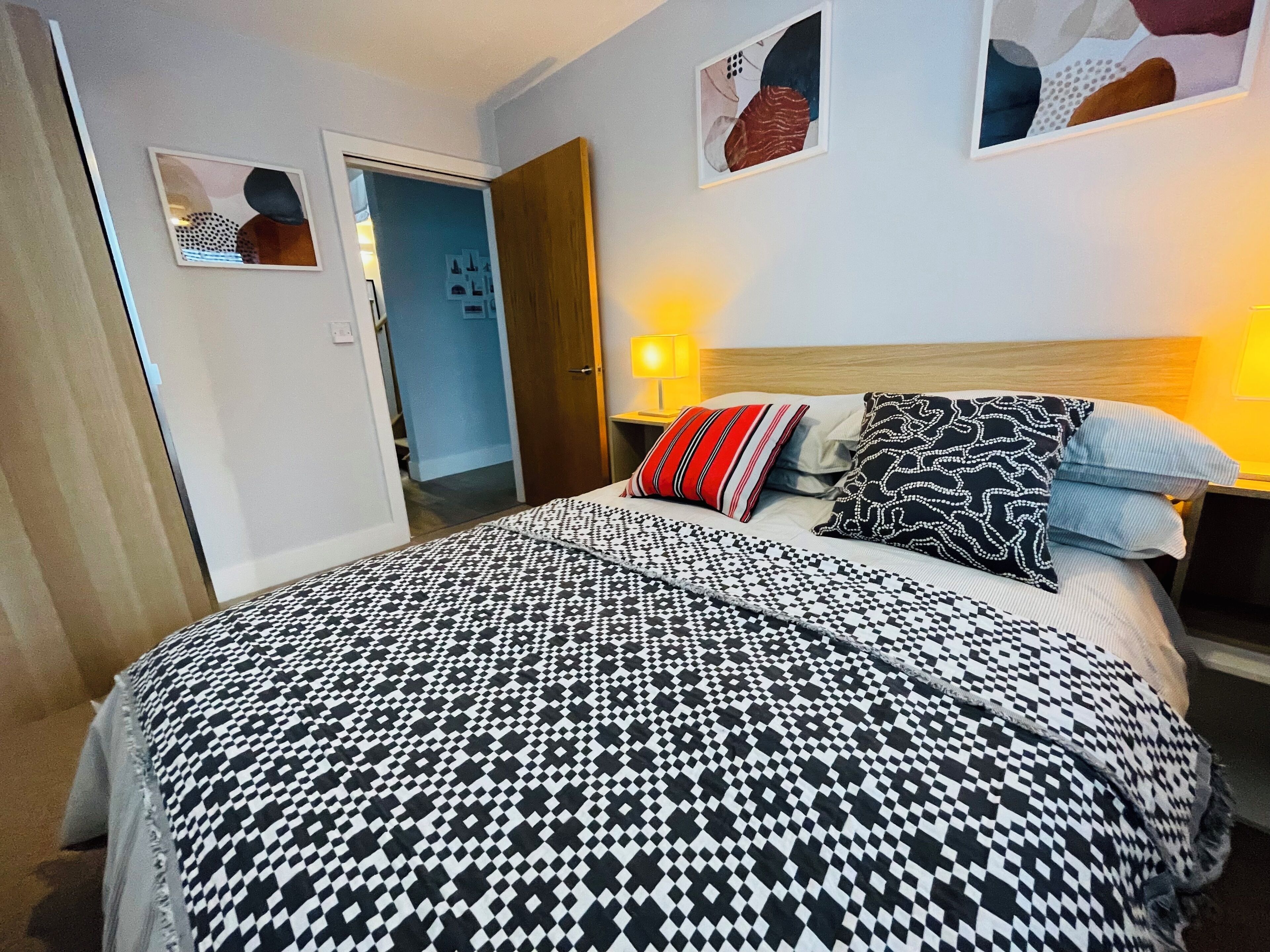 4 bedrooms, iron/ironing board, WiFi, bed sheets