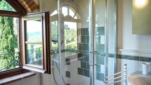 Dusche, Whirlpool, kostenlose Toilettenartikel, Haartrockner