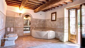 Shower, jetted tub, free toiletries, hair dryer - La Magia 8+2, Emma Villas (Gavorrano)