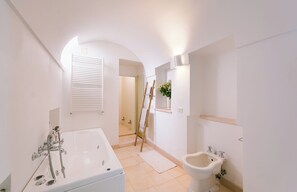 Bruser, hårtørrer, bidet, håndklæder