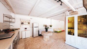 Frigorifero, microonde, forno, piano cottura