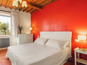 6 makuuhuonetta, silitysrauta/-lauta, ilmainen Wi-Fi, vuodevaatteet