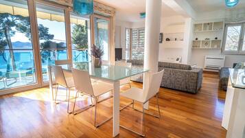 Apartamento, sacada, vista para o mar | Opções para refeição no quarto