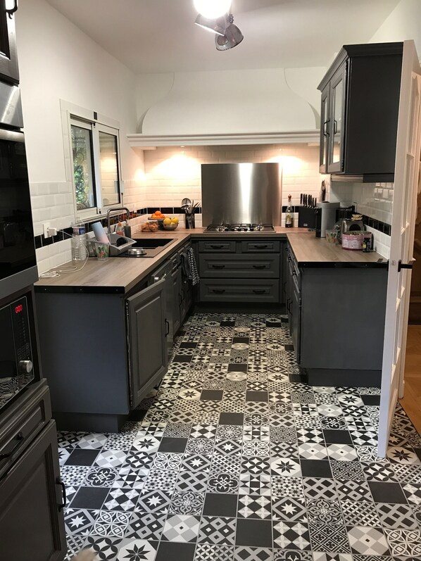 Køleskab, mikrobølgeovn, ovn, kogeplade