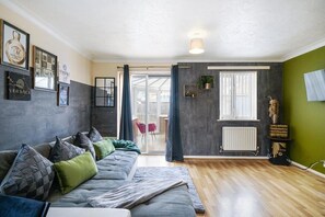 TV - Butterside House - Spacious Retreat with Hot Tub (Kingsnorth)