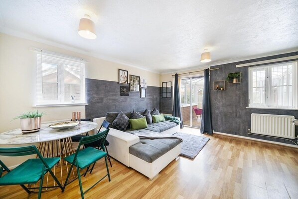 TV - Butterside House - Spacious Retreat with Hot Tub (Kingsnorth)