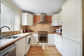 Fridge, microwave, oven, stovetop - Butterside House - Spacious Retreat with Hot Tub (Kingsnorth)