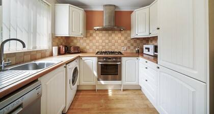 Butterside House - Spacious Retreat with Hot Tub