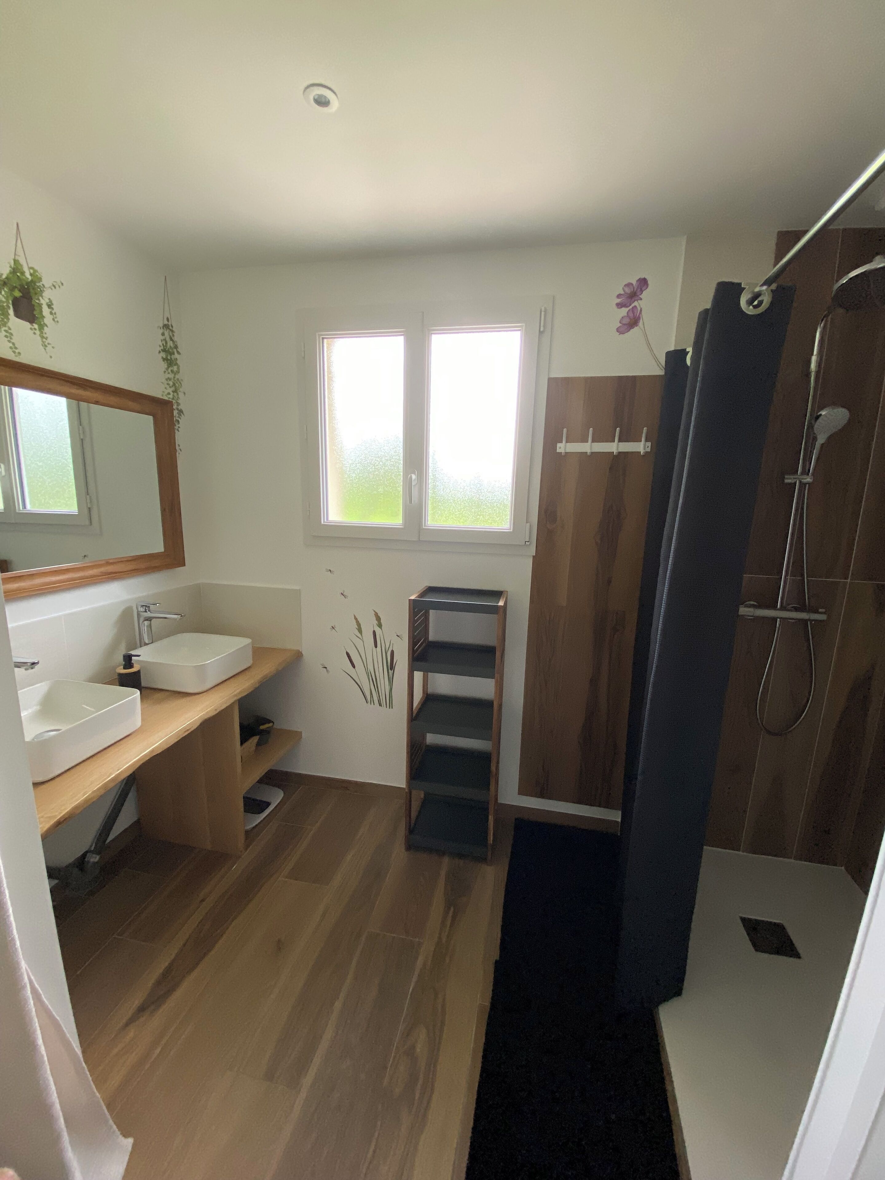 Dusche, Haartrockner, Handtücher, Toilettenpapier