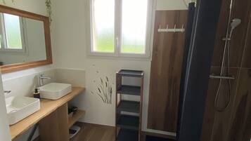 Dusche, Haartrockner, Handtücher, Toilettenpapier