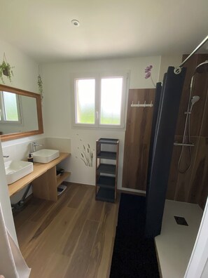 Shower, hair dryer, towels, toilet paper - Maison l'auvétia 150 m circuit des 24h (Arnage)