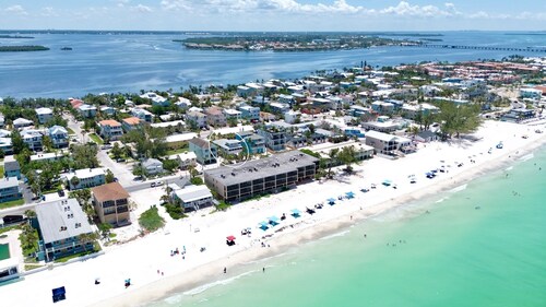 Beach Sunrise Villa! Outdoor Dining, Beach Cart and Gulf Breezes