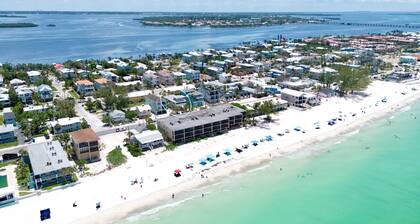 Beach Sunrise Villa! Outdoor Dining, Beach Cart and Gulf Breezes