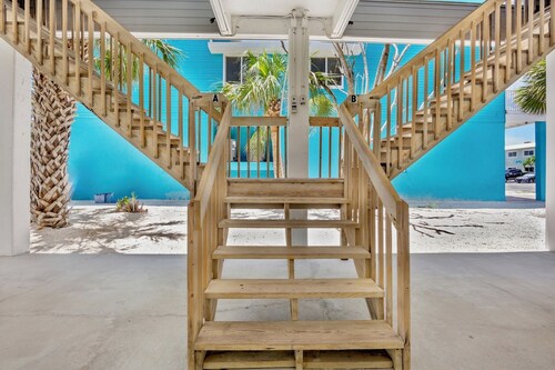 Sunset Villa! BBQ, Beach Cart and Cozy Vibes!