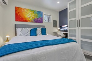 1 habitación, escritorio, tabla de planchar con plancha y cuna de viaje 