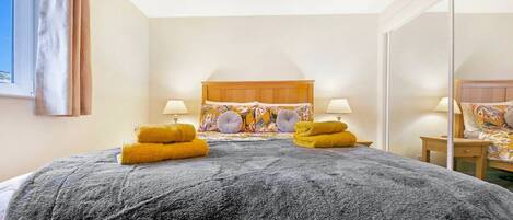 3 bedrooms, desk, iron/ironing board, free WiFi