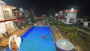 15 outdoor pools