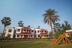 Garden view - SANTINIKETAN HOTEL & RESORTS (Kanthi)